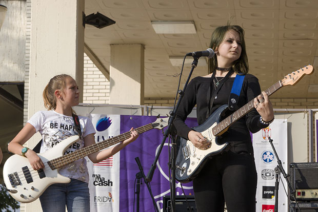 У рок кампу стасавају гитаристкиње и бубњарке